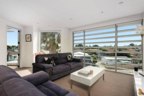 Awesome Downtown Location - park the car and walk to everything ! Mt Maunganui